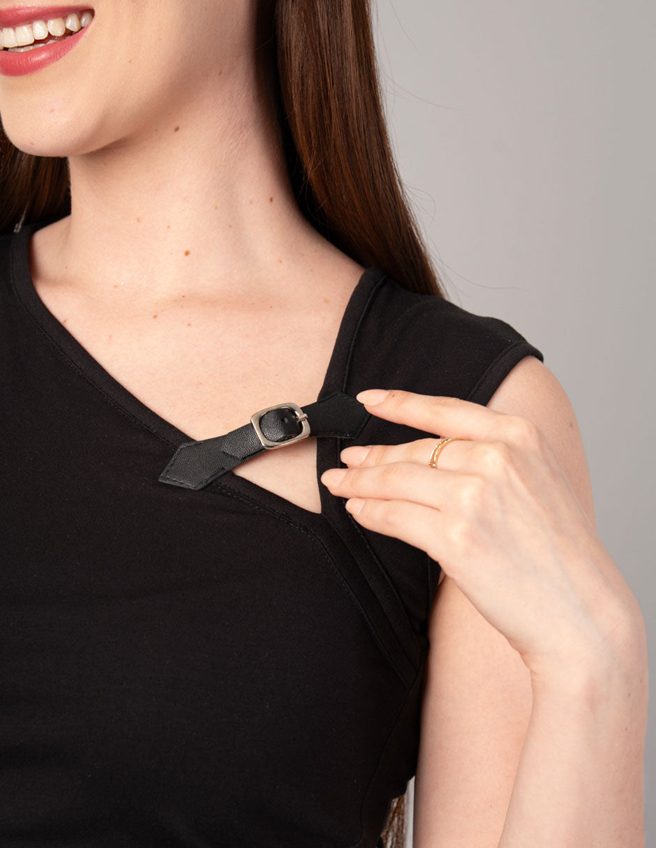 Blusa negra sin mangas con detalle enfrente
