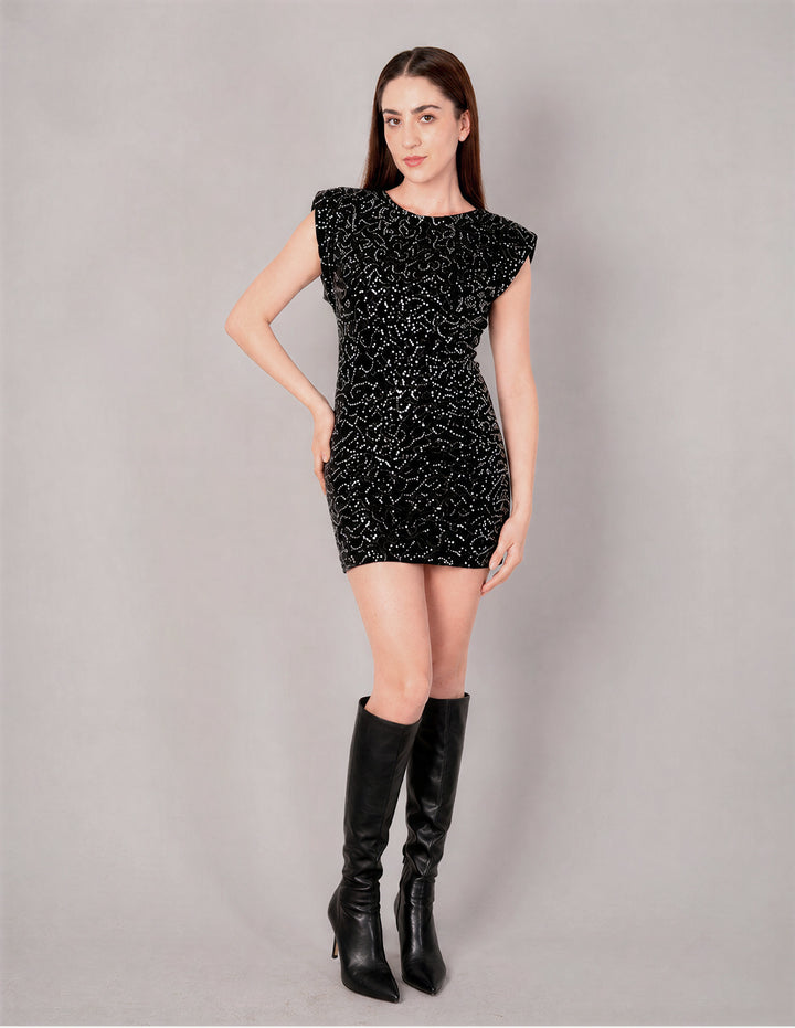 Vestido negro de lentejuelas con escote en espalda