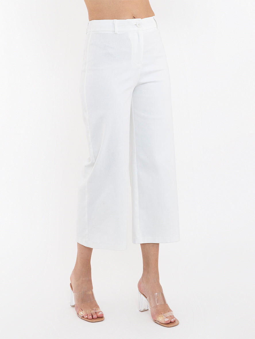 Pantalón blanco de gabardina con diseño capri
