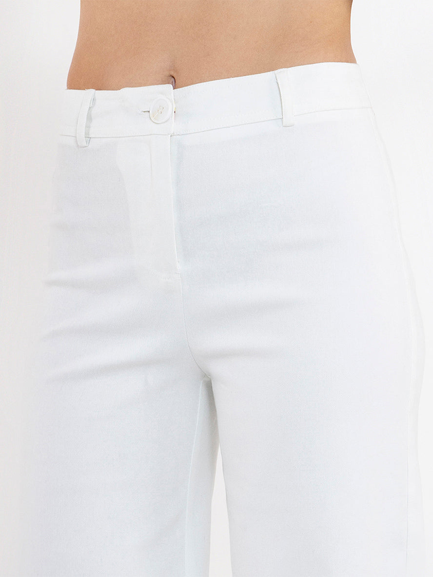Pantalón blanco de gabardina con diseño capri