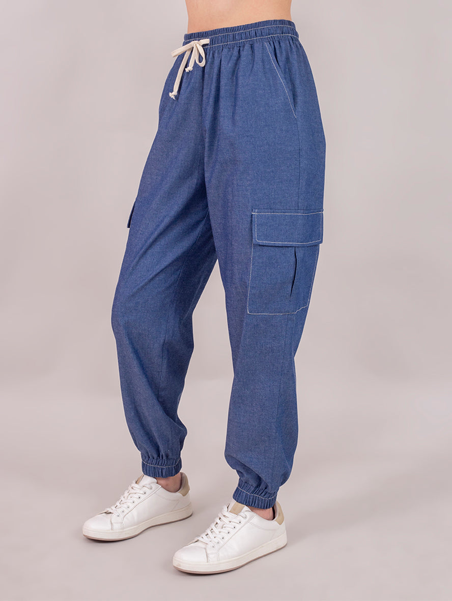 Pantalón azul  de cambray ligero de algodón con bolsas laterales