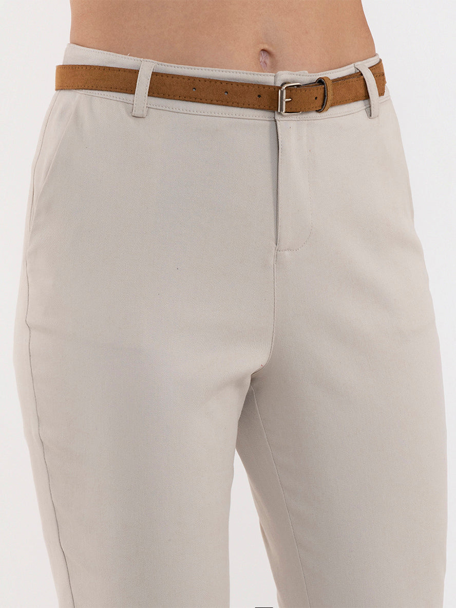 Pantalón de gabardina con cinturón (disponible en azul y beige)