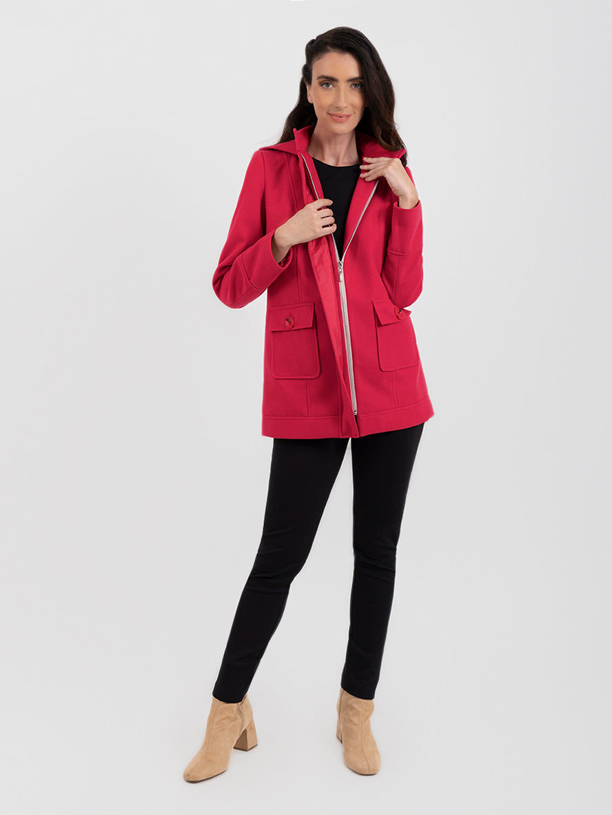 Abrigo rojo de paño con bolsas laterales con capucha y cierre frontal