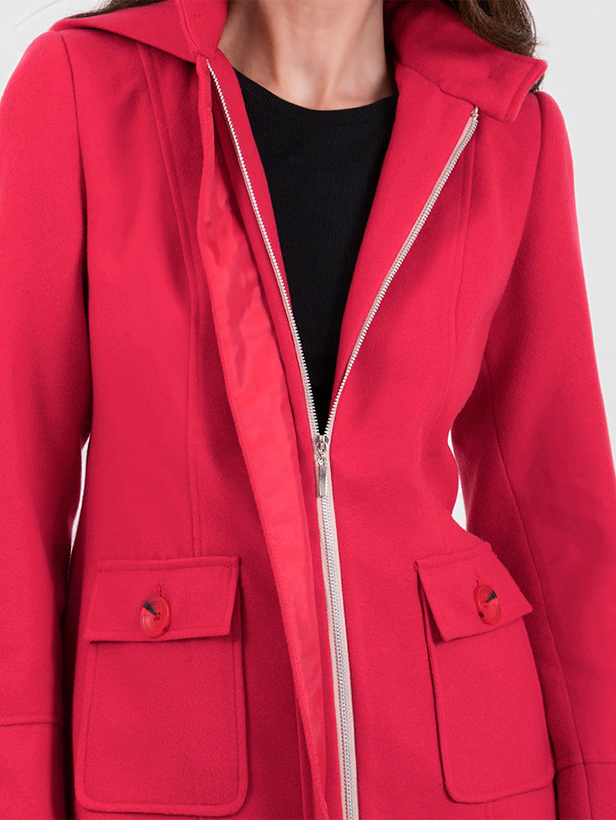 Abrigo rojo de paño con bolsas laterales con capucha y cierre frontal