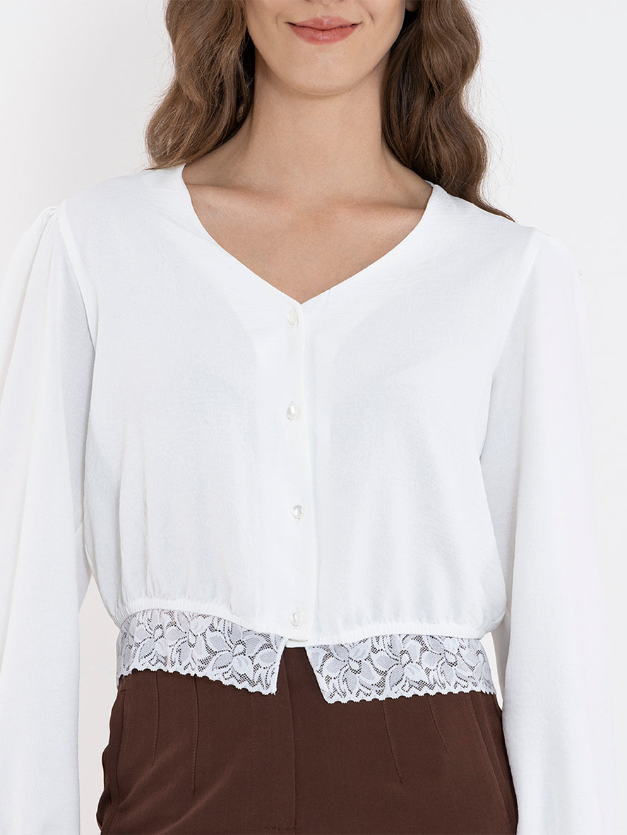 Blusa blanca de vestir con escote V y botones de perla