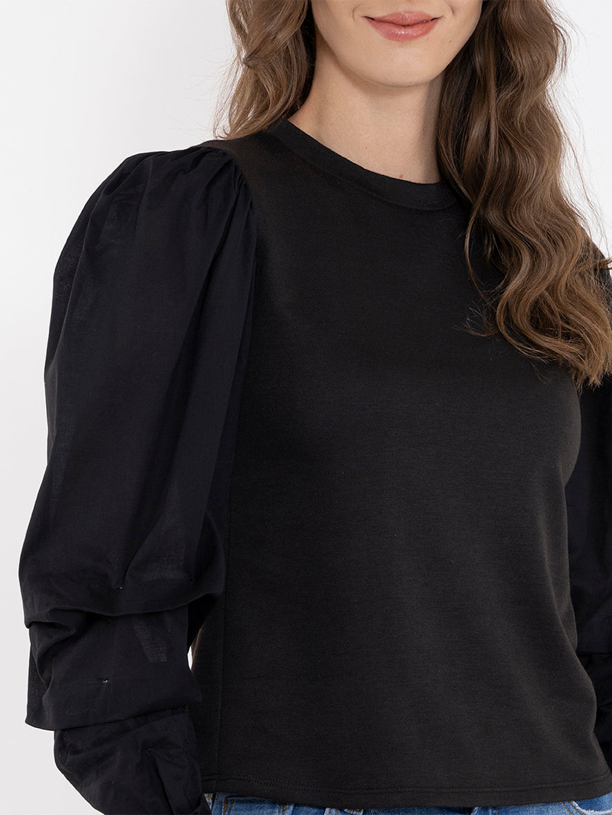 Blusa negra con escote redondo manga larga