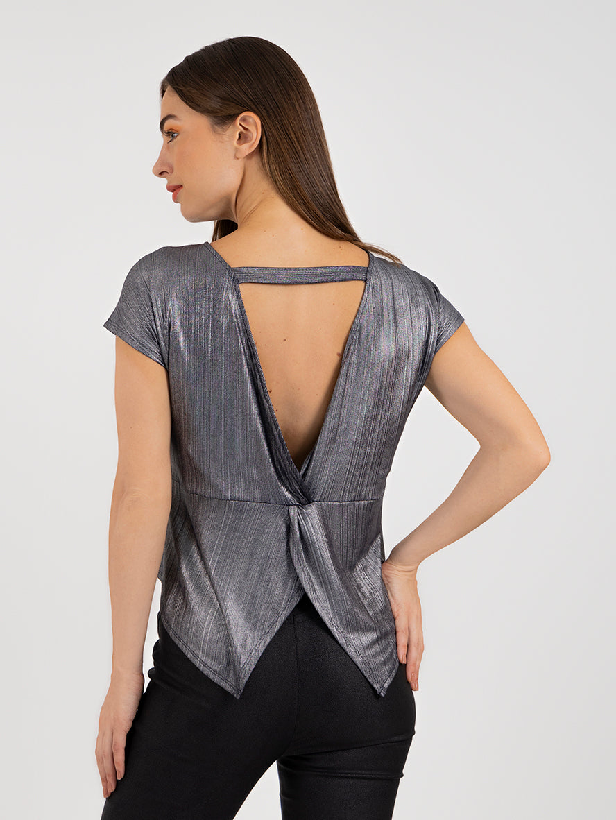 Blusa de tela ligera con brillo y escote redondo con detalle en la espalda