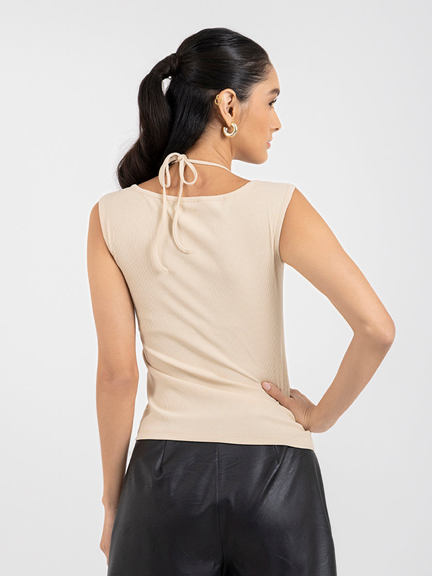 Blusa color crema de punto con detalle en escote  sin mangas tela rib