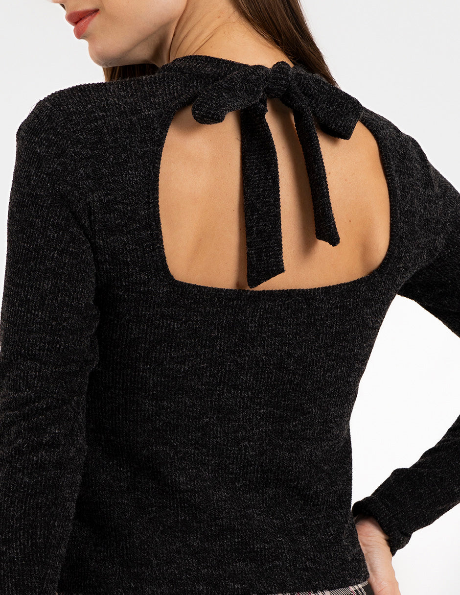 Blusa negra tipo suéter manga larga con detalle en la espalda