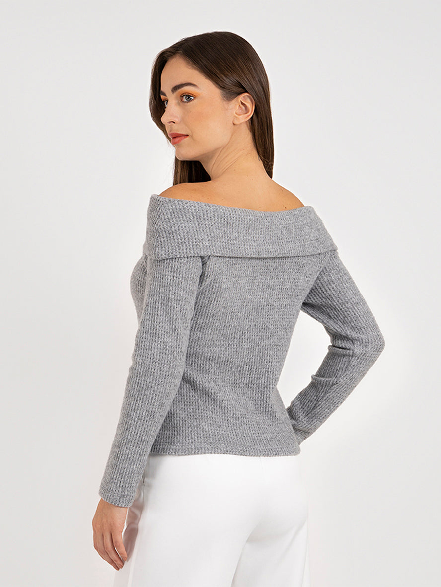 Blusa gris de tela suave tipo suéter con doblez en hombros  para efecto off shoulders