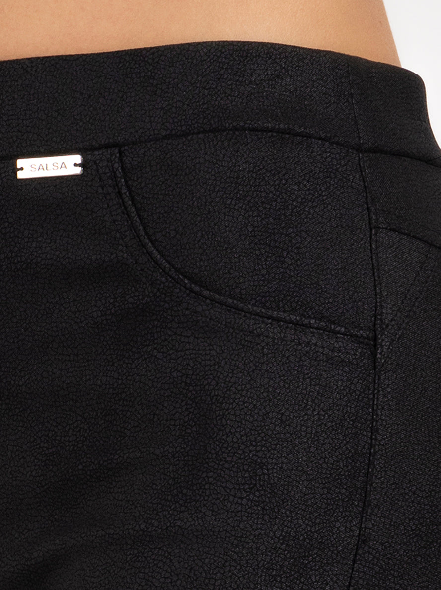 Pantalón negro estilo jeans, corte de tela tipo piel