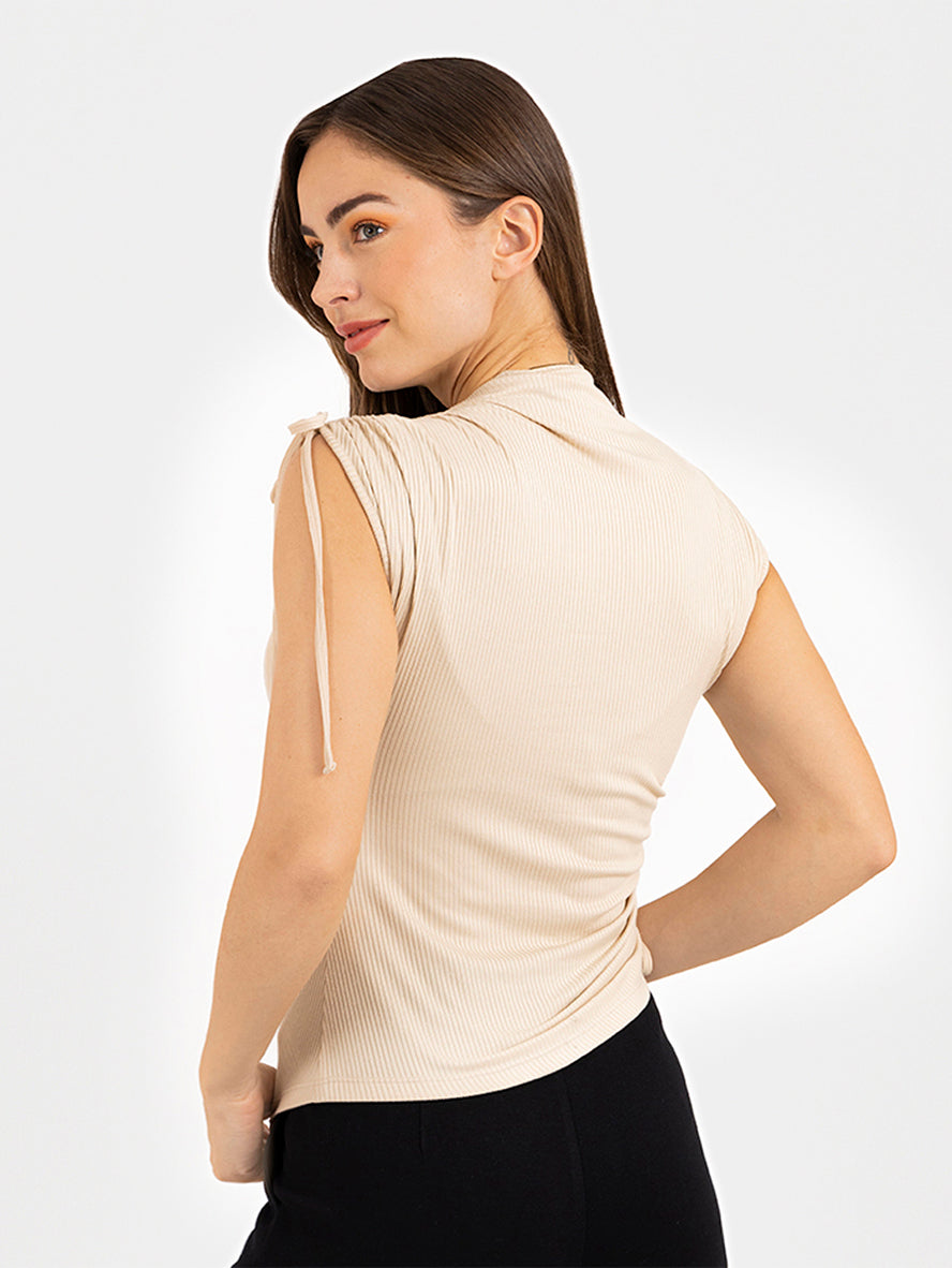 Blusa Rib con detalle de jareta en hombro y costado (disponible en negro) y beige