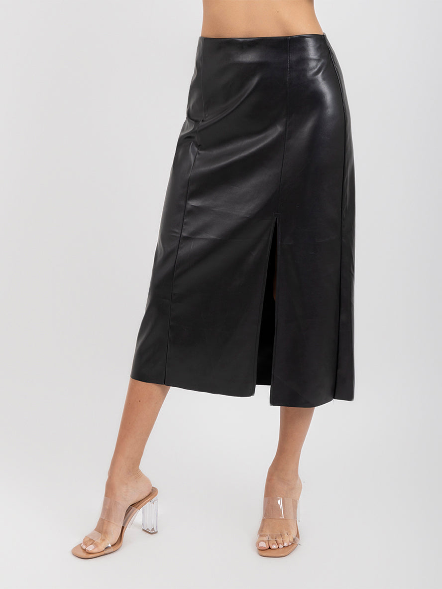 Falda negra vinipiel tubular con abertura en costado