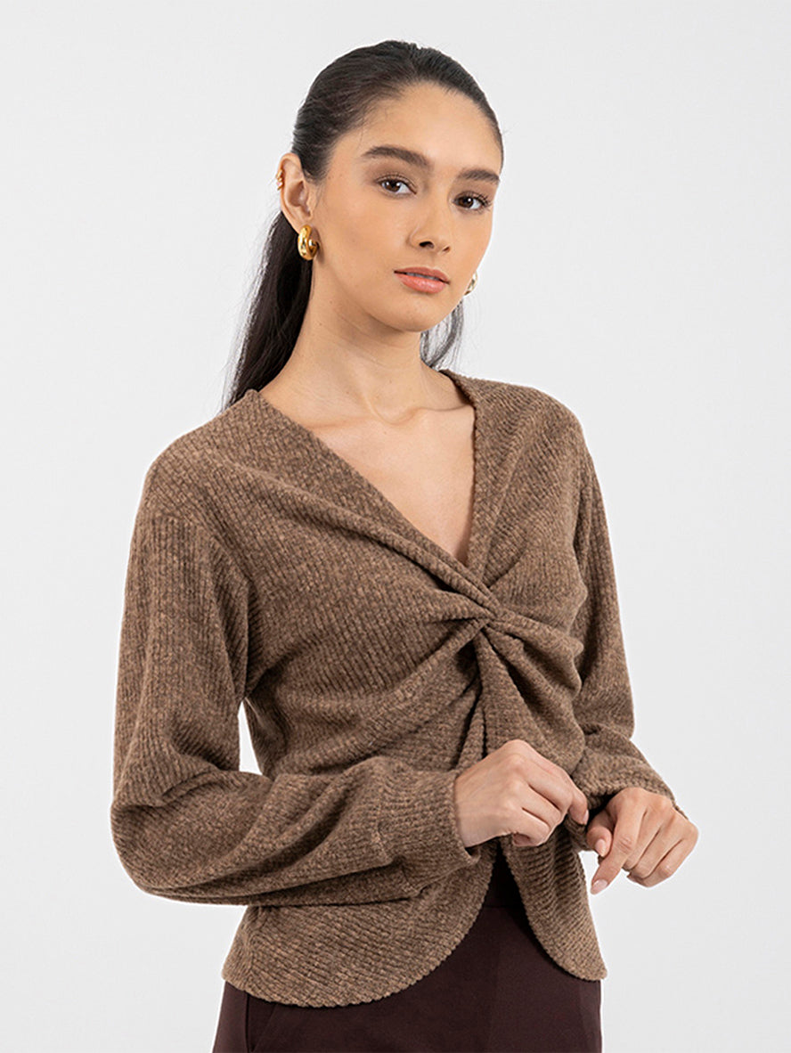 Blusa rib con textura súper suave para invierno con nudo delantero (disponible camel y negro)