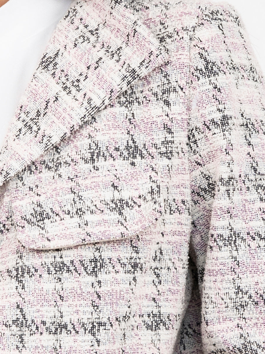 Saco corto en tela strech de textura tweed con relieve de cuadros amarillos y rosa