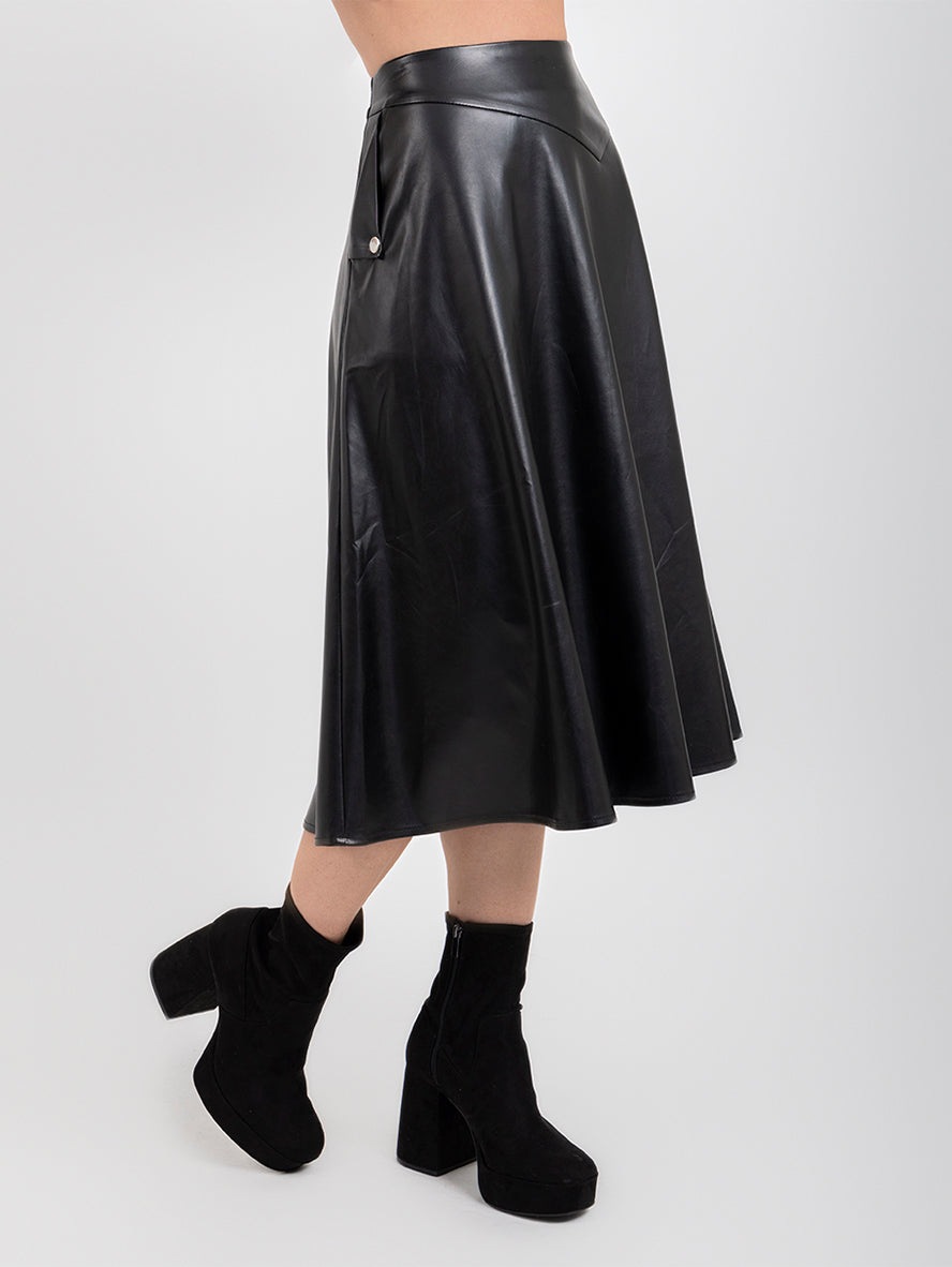 Falda vinipiel midi con bolsa de costado  (disponible en negro y café)