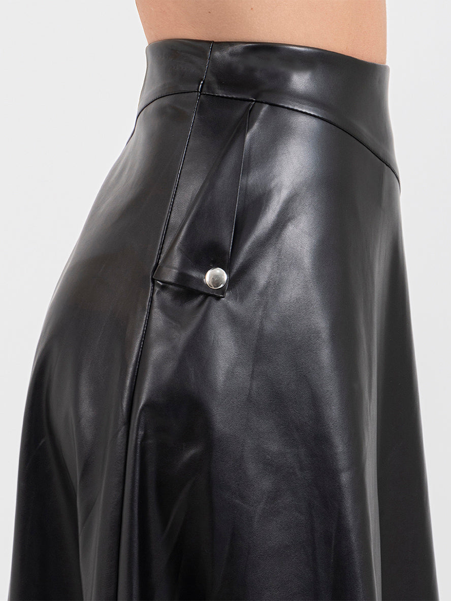 Falda vinipiel midi con bolsa de costado  (disponible en negro y café)