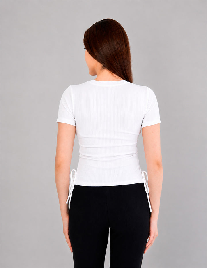 Blusa manga corta con diseño en laterales (disponible en ivory / beige)