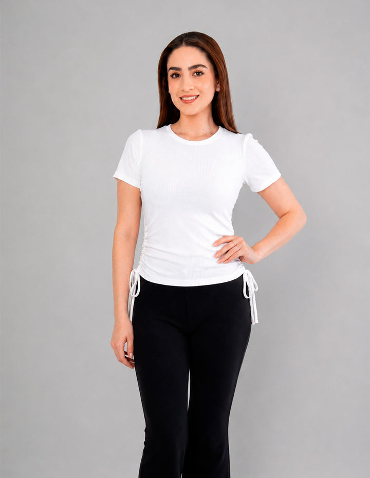 Blusa manga corta con diseño en laterales (disponible en ivory / beige)