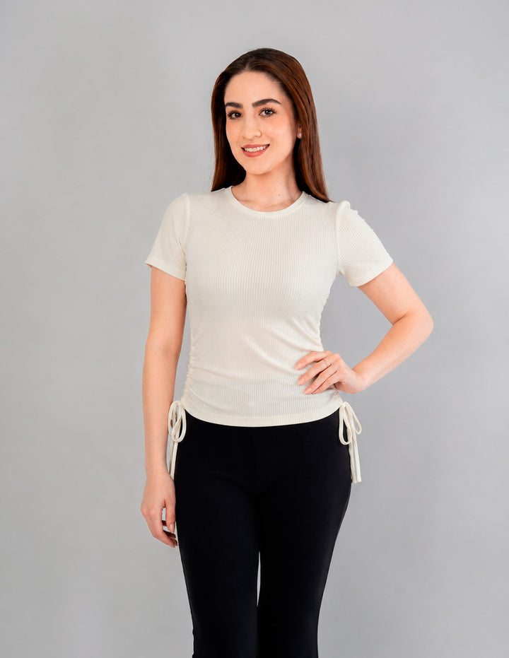 Blusa manga corta con diseño en laterales (disponible en ivory / beige)