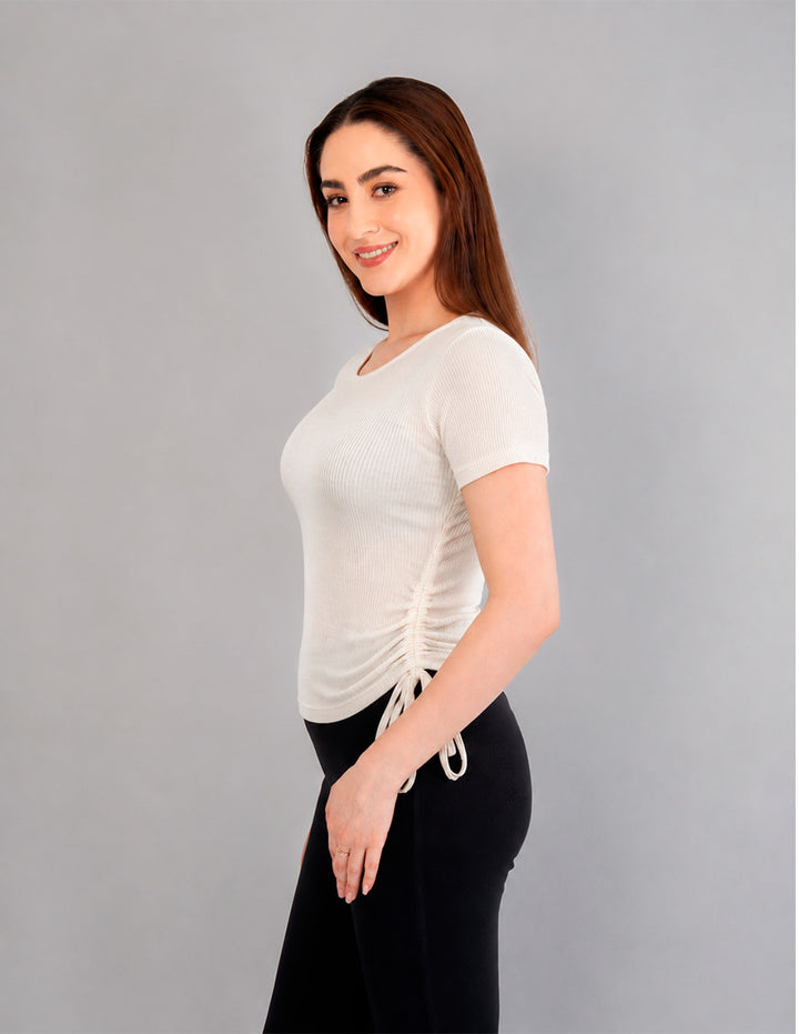 Blusa manga corta con diseño en laterales (disponible en ivory / beige)