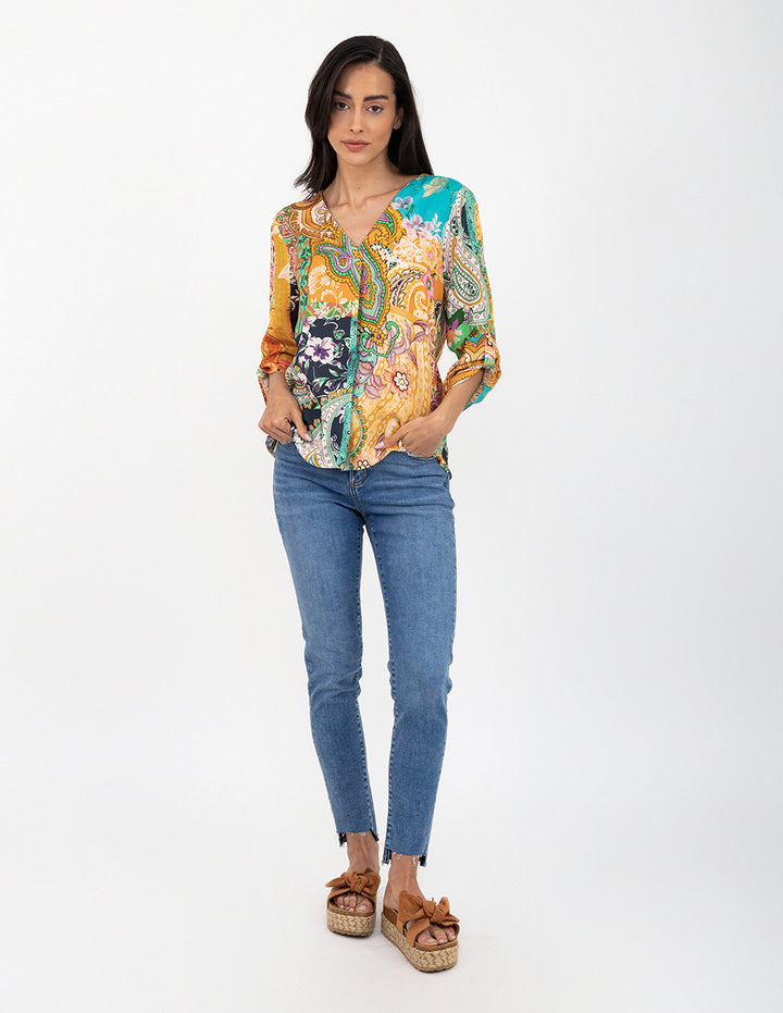 Blusa estampada de escote V con pinza en busto