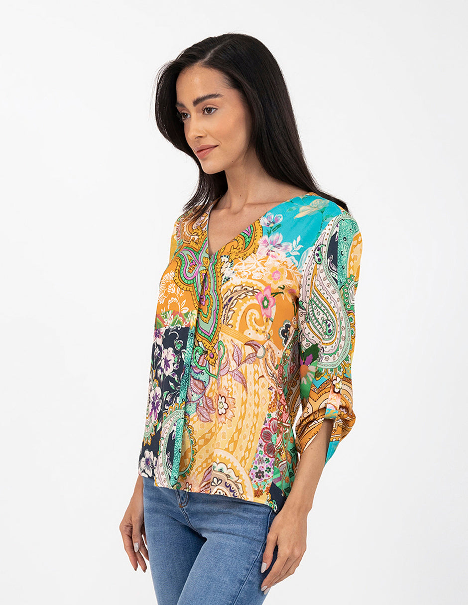 Blusa estampada de escote V con pinza en busto