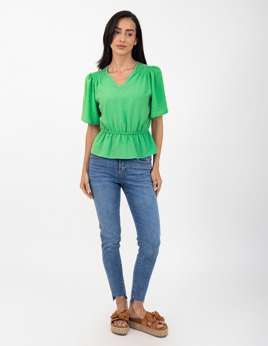 Blusa verde con smock para enmarcar la cintura