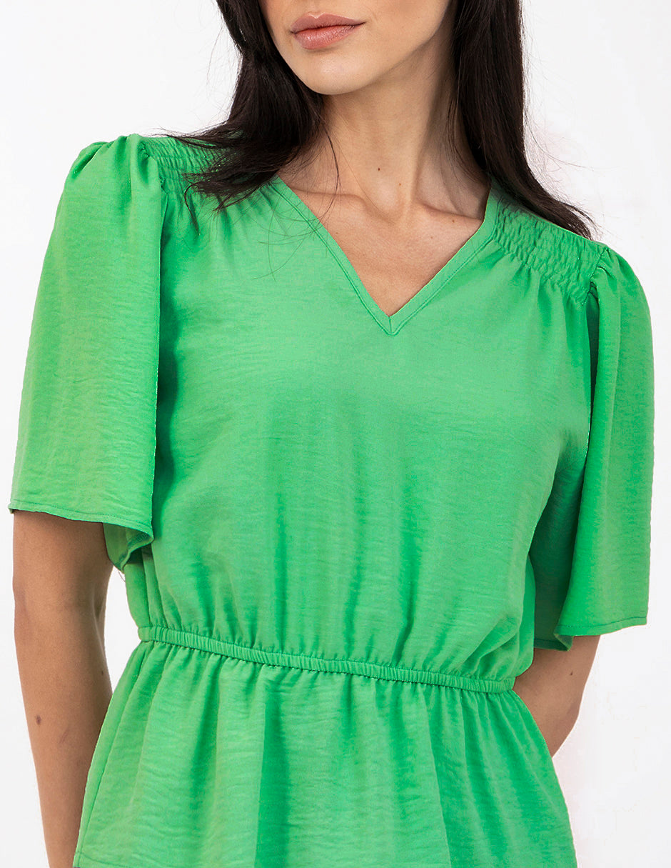 Blusa verde con smock para enmarcar la cintura