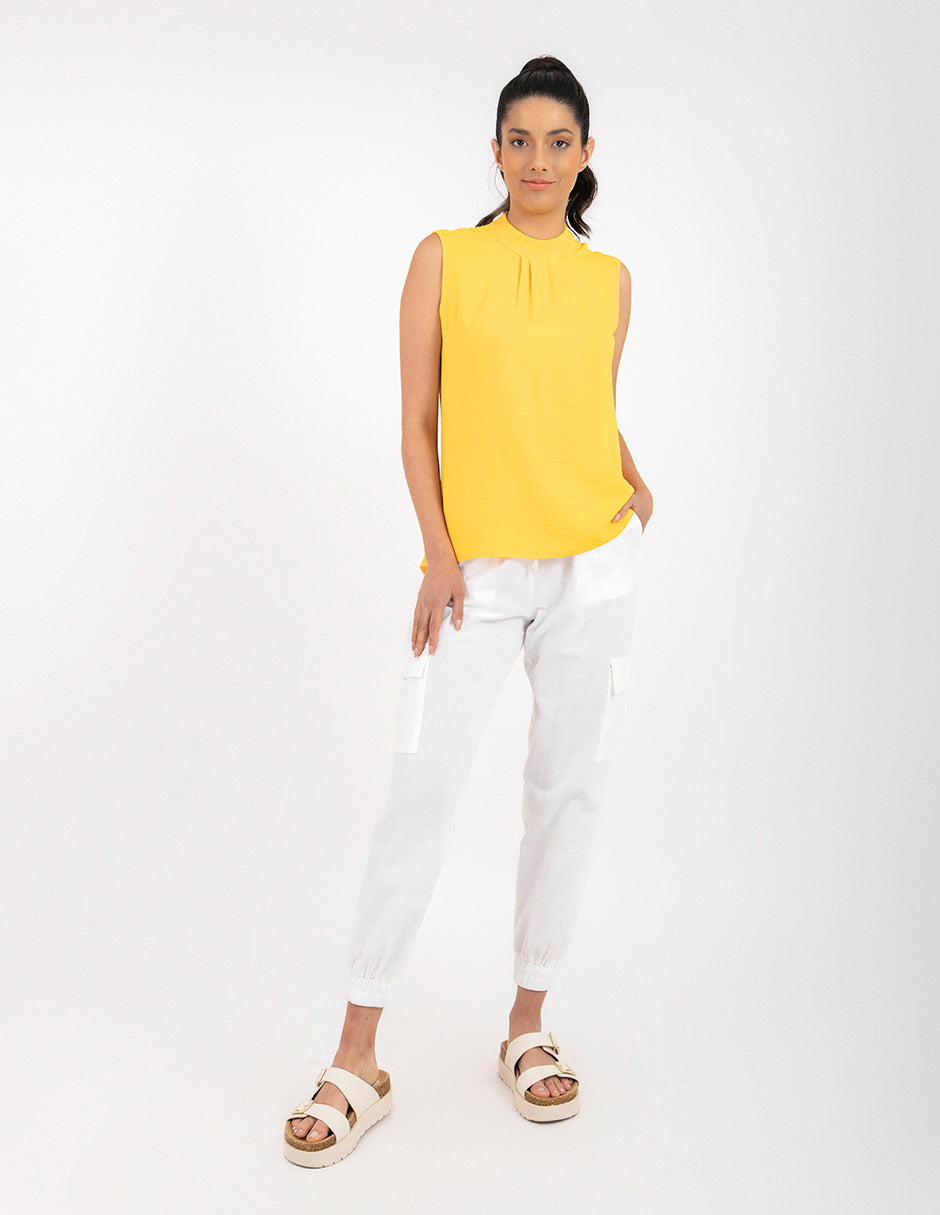 Blusa amarilla sin mangas con detalle en escote