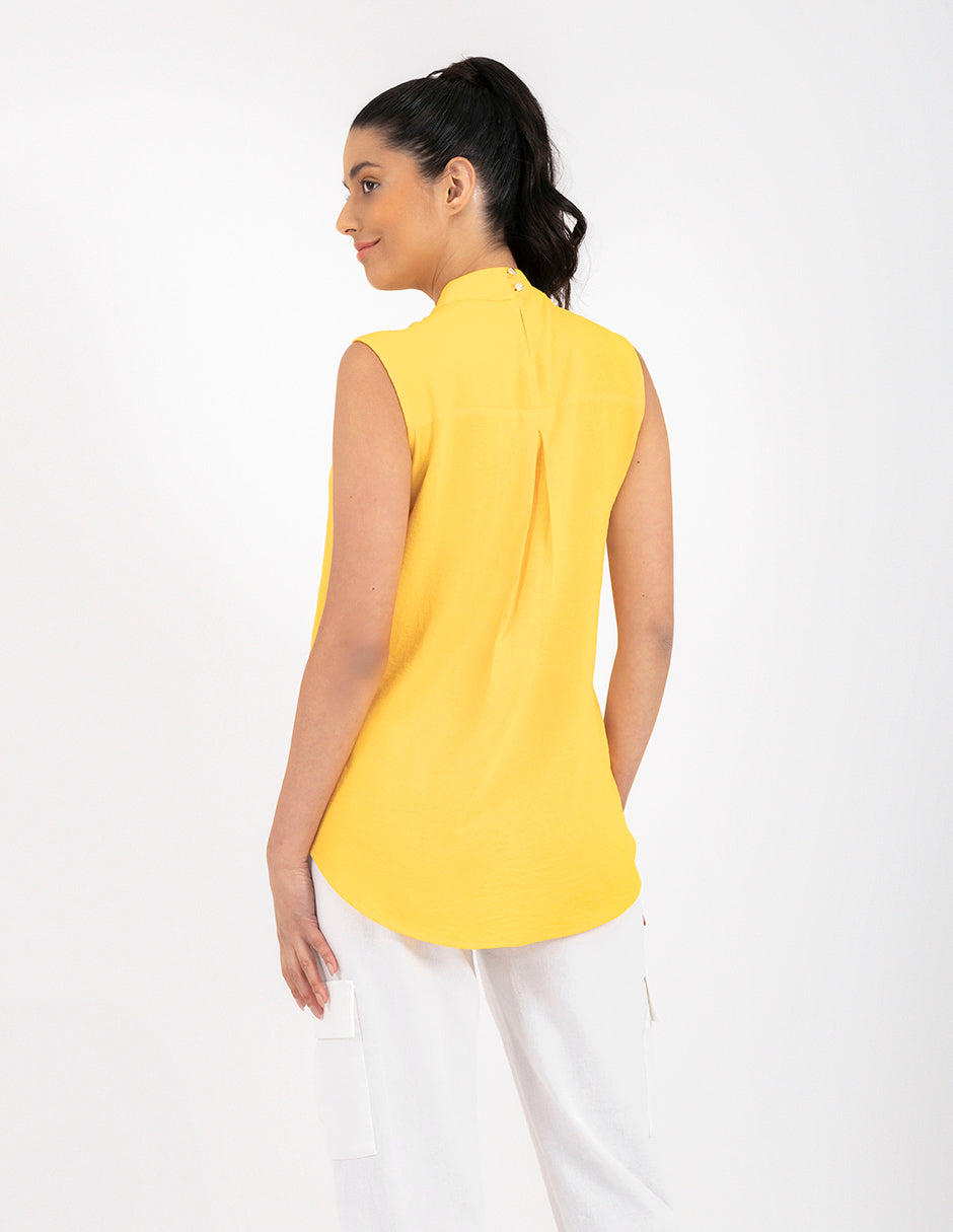 Blusa amarilla sin mangas con detalle en escote