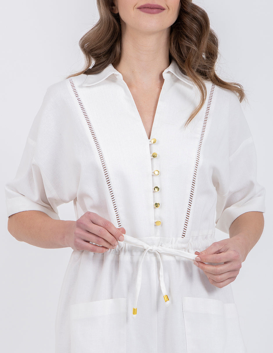 Jumpsuit de lino blanco con bolsillos laterales y botones en contraste dorado