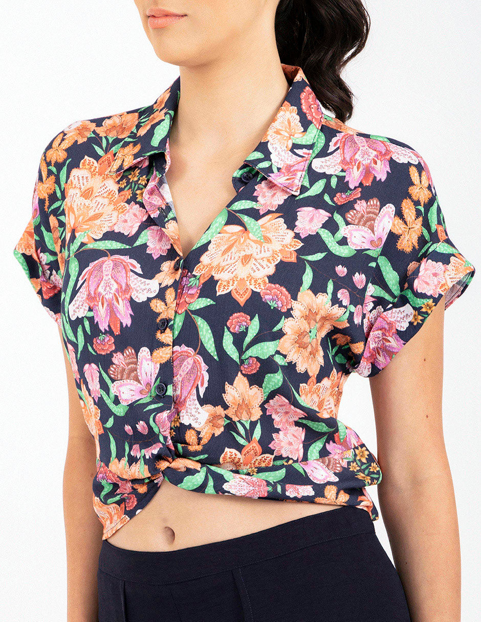 Blusa estampada de flores de  manga corta y cuello camisero