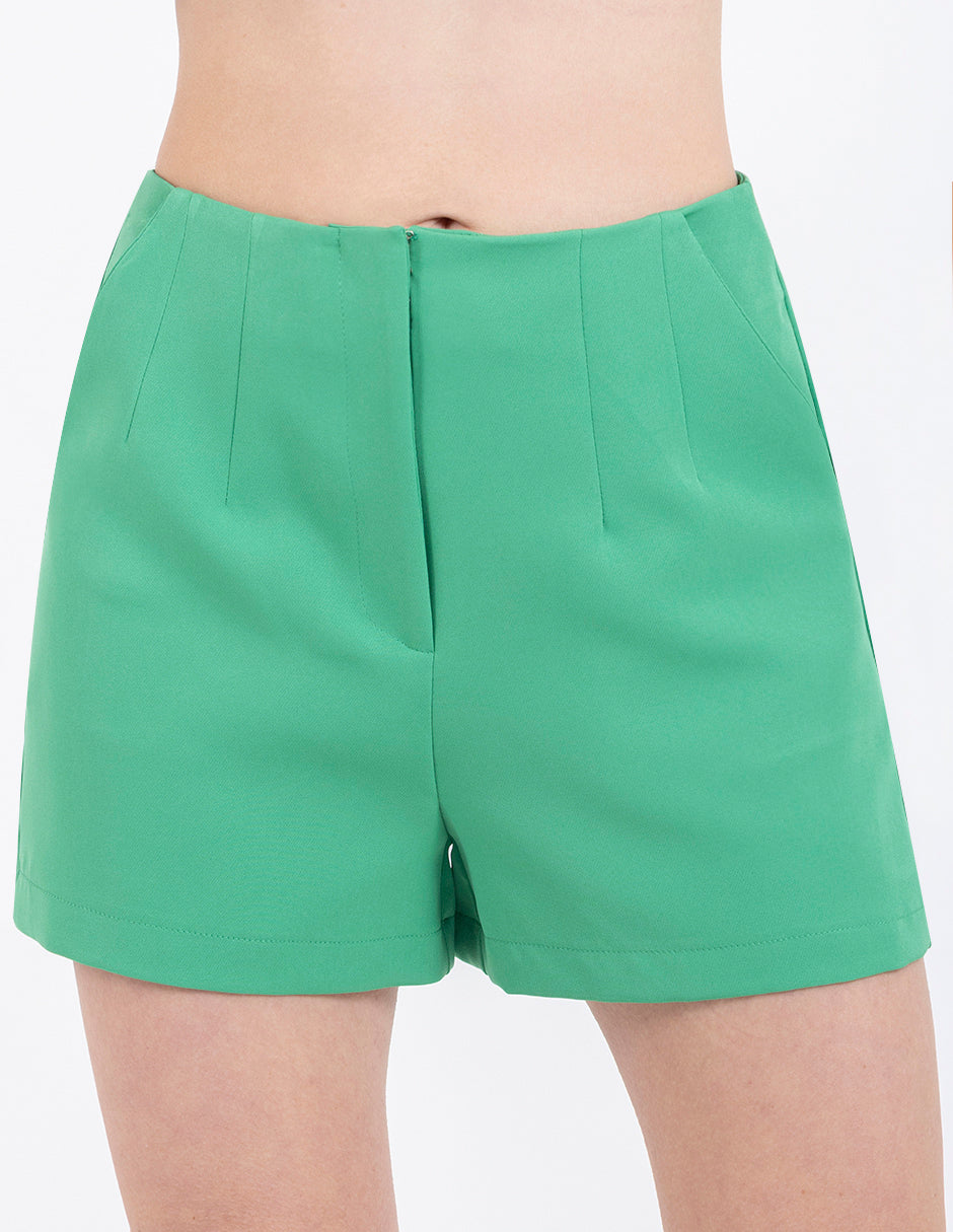 Short corto con bolsas laterales y  pinzas en tela de vestir  (disponible en verde y azul marino)