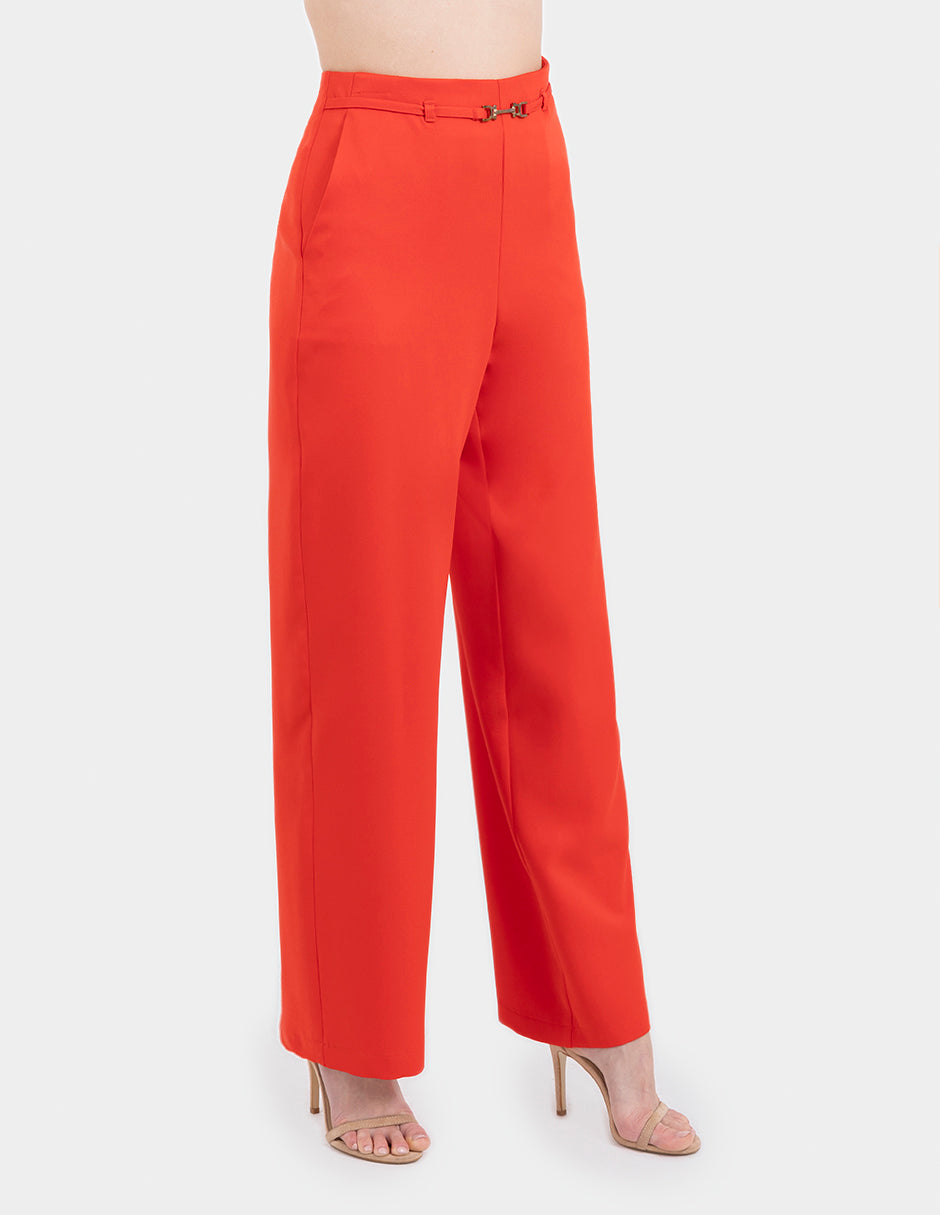 Pantalón recto con detalle de pretina y placa metalica en cintura (disponible en rojo y azul rey)