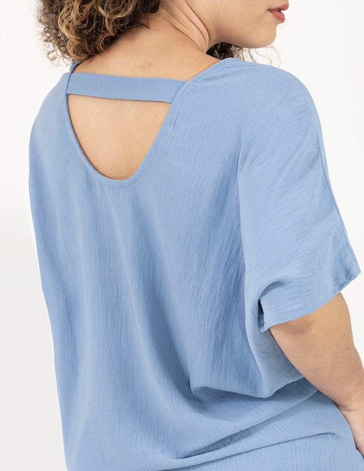 Blusa amplia con detalle de cinta en espalda  (azul y beige)