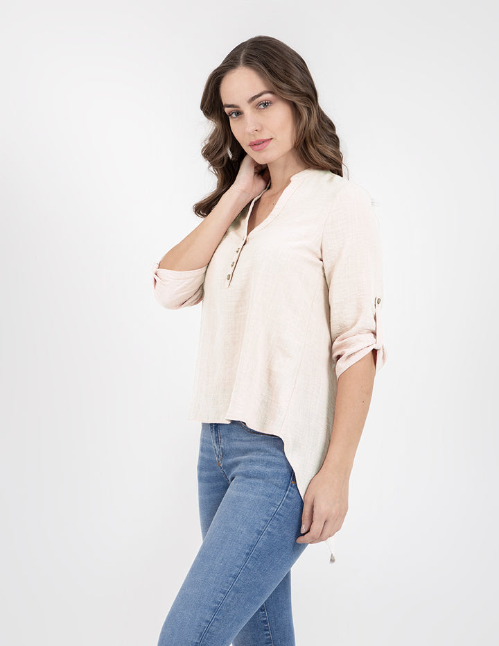 Blusa con aletilla y escote V manga 3/4 y espalda con detalle de cruce