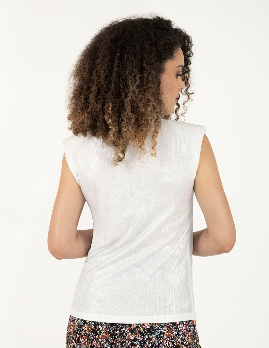 Blusa ivory  con hombreras y detalle de textura brillante