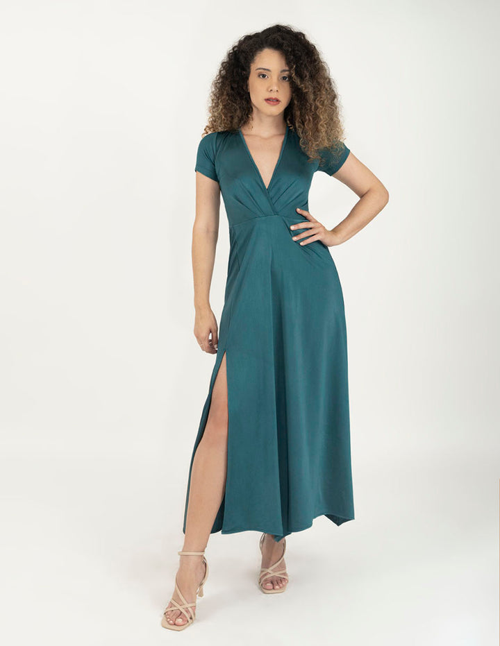 Vestido escote V con corte de falda asimétrico con abertura (disponible en rojo cereza y verde)