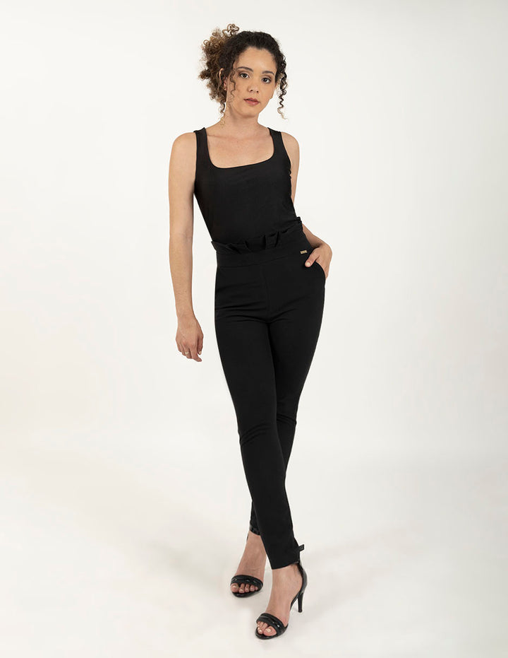 Blusa negra básica de tirantes con tela strech