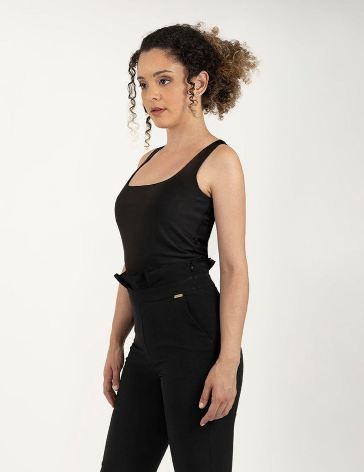 Blusa negra básica de tirantes con tela strech