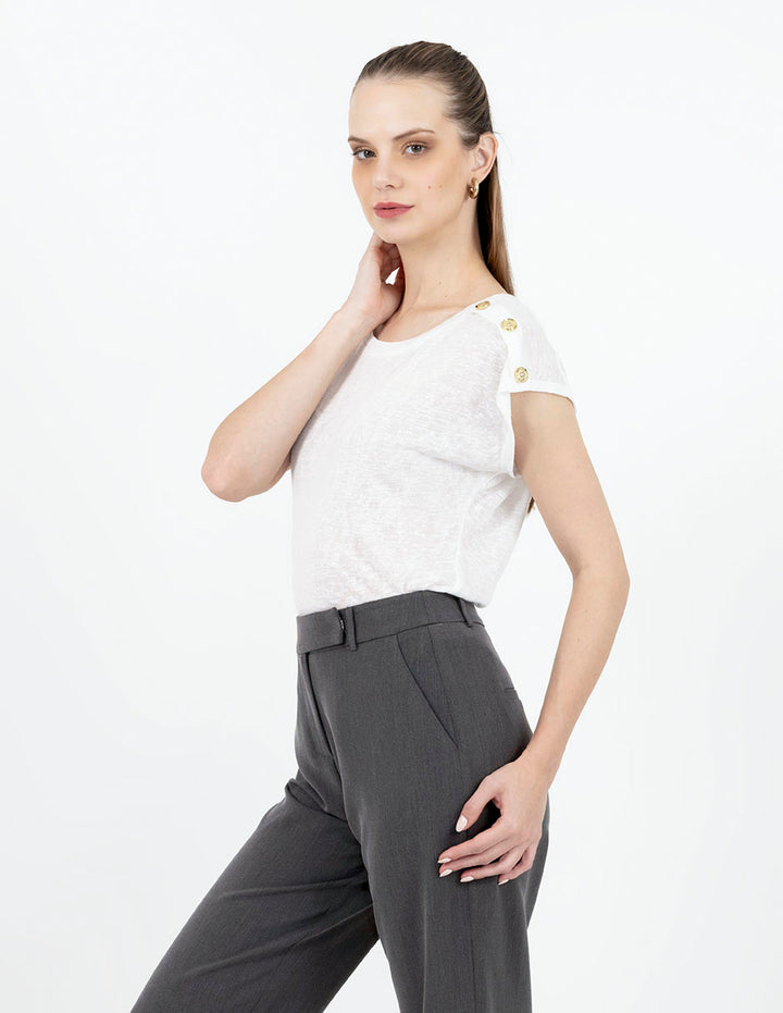 Blusa blanca de manga corta con diseño de botones en hombros