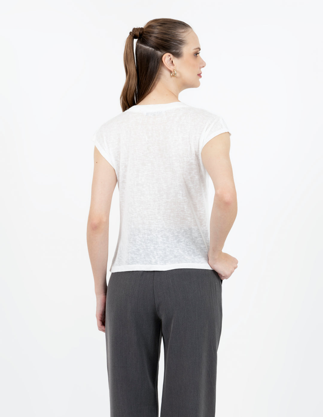 Blusa blanca de manga corta con diseño de botones en hombros