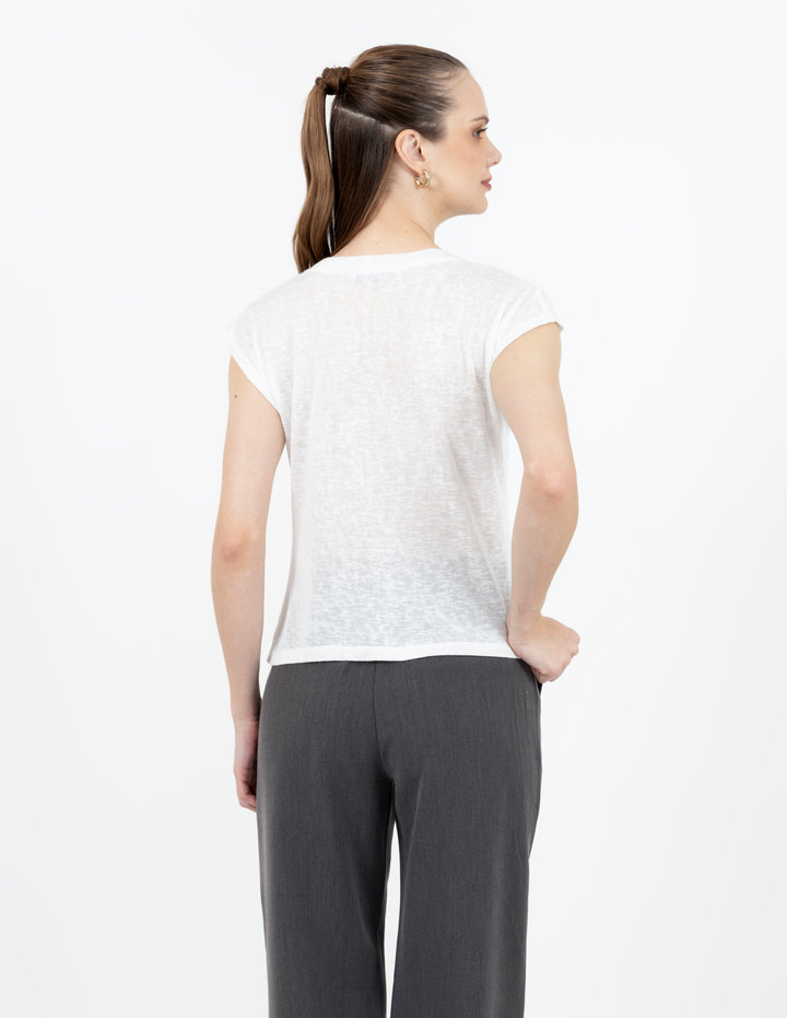 Blusa blanca de manga corta con diseño de botones en hombros