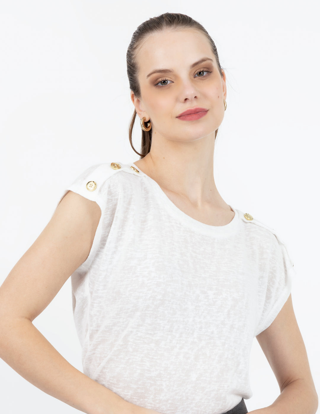 Blusa blanca de manga corta con diseño de botones en hombros