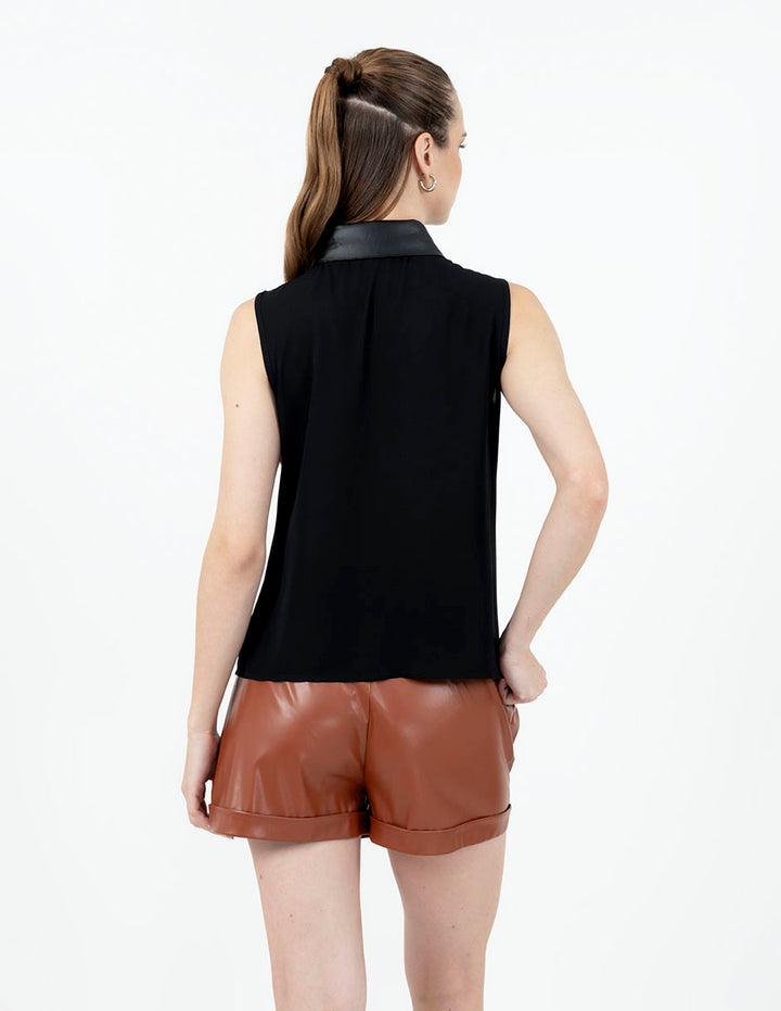 Blusa negra sin mangas escote vinipiel