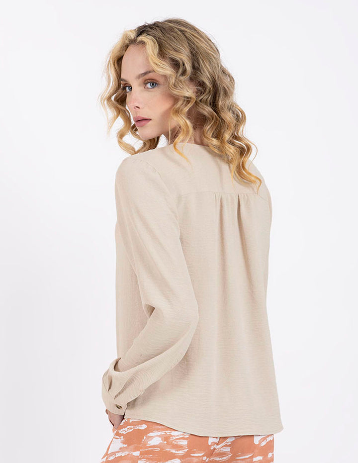 Blusa beige de escote redondo y manga larga