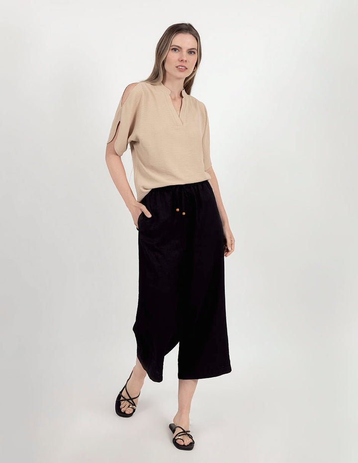 Pantalón negro capri con jareta en cintura