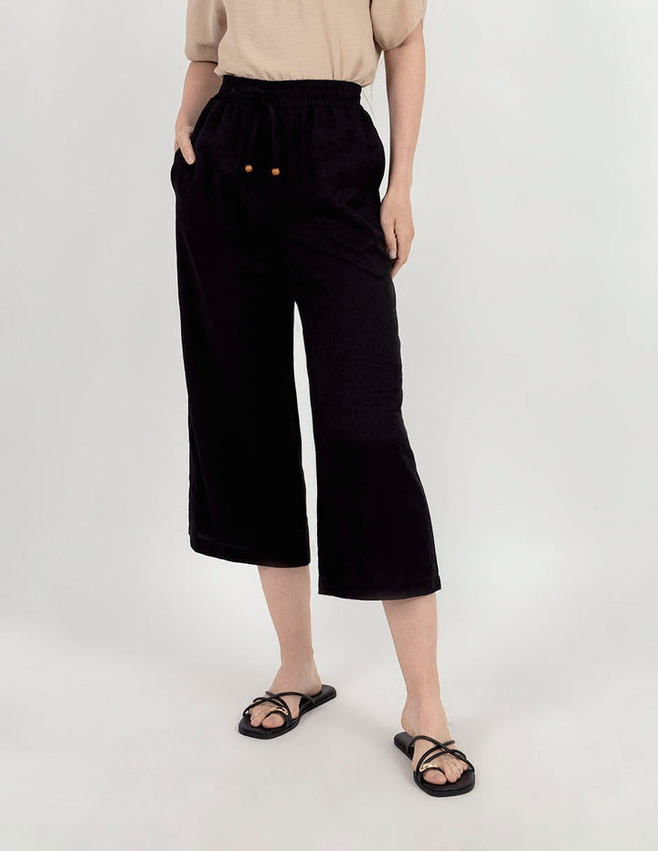 Pantalón negro capri con jareta en cintura