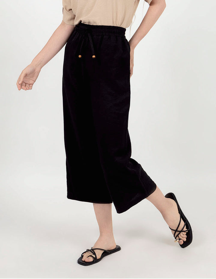 Pantalón negro capri con jareta en cintura
